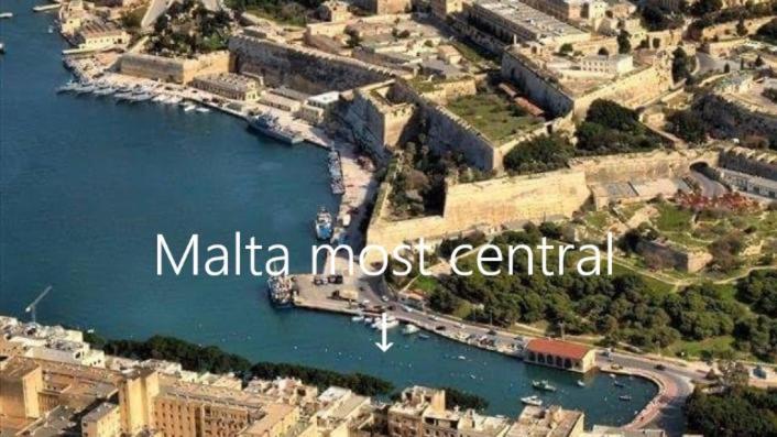 Centre Point, Malta'S Most Central Pieta Luaran gambar